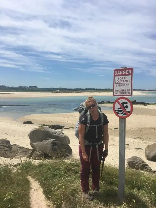 Marcher seule sur le sentier des douaniers GR34