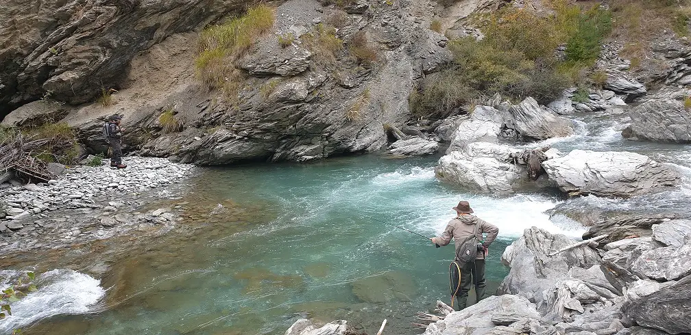 Mathieu du Team Rise Festival film de pêche à la mouche sur le Guil dans le Queyras