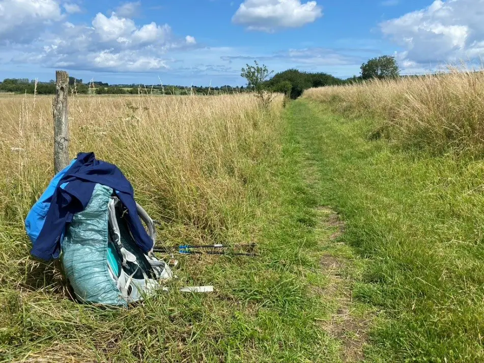 Mon sac sur le sentier des douaniers, à quelques pas du mont St Michel.