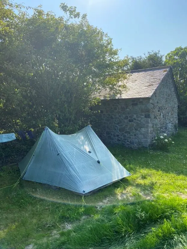 Oser poser sa tente dans le jardin d’un habitant à fort la latte sur le GR34