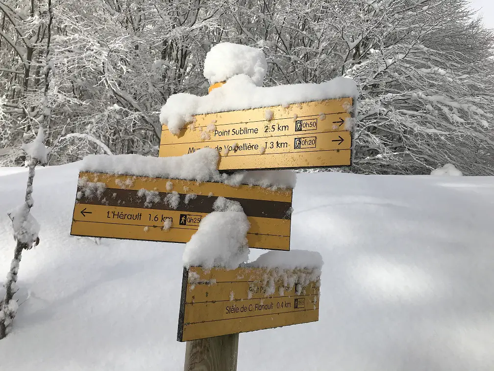 panneau pour se rendre au point sublime du Mont aigoual