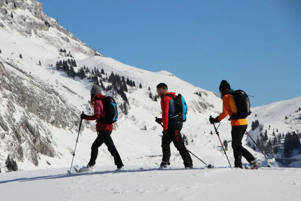 randonnée raquette à neige en montagne hors sentier