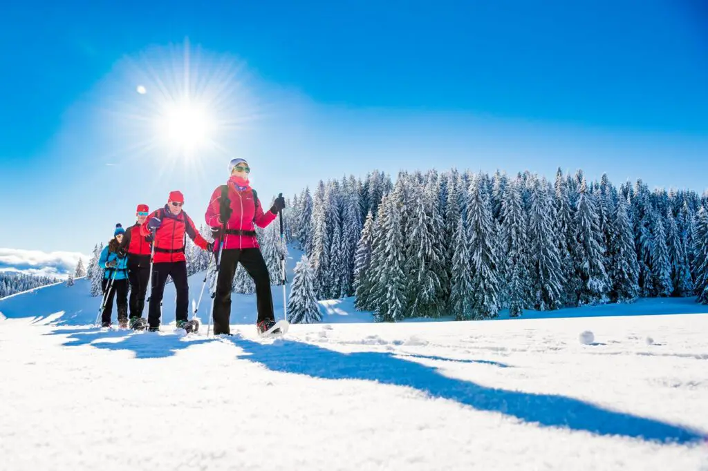 randonnée raquette à neige sur chemin balisé