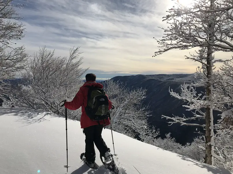 raquette à neige dans les cévennes à l'aigoual