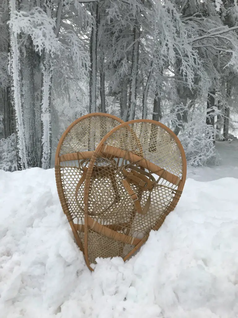 Raquette à neige en bois réalisé par un amériendien du Quebec au Canada