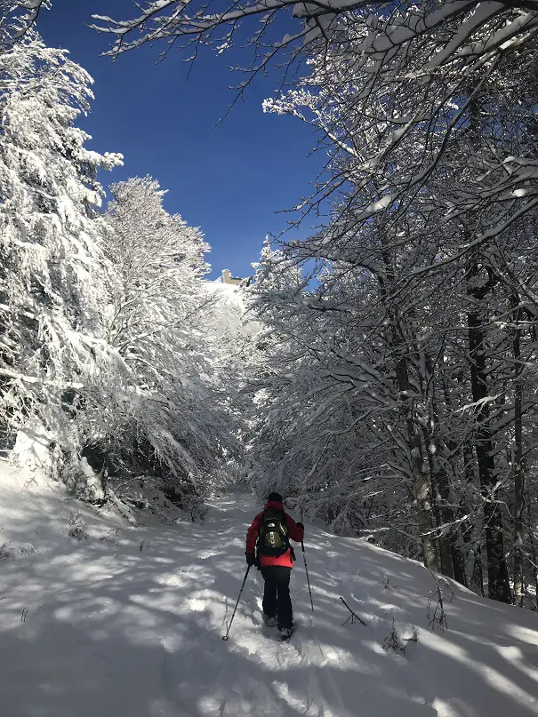 raquette à neige sous l'observatoire météo du Mont aigoual