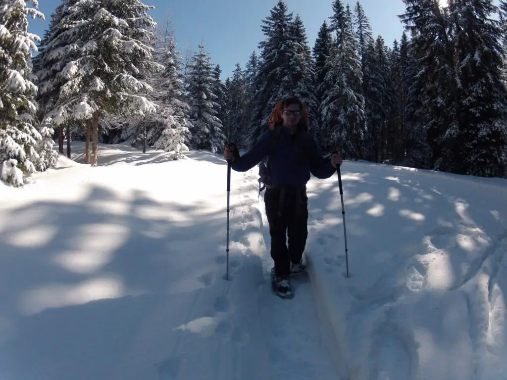 Raquettes à neige dans les forets du Jura entre le Mont d'or et Mouthe