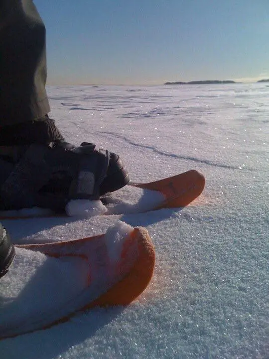 raquettes à neige en Finlande sur des lacs gelés
