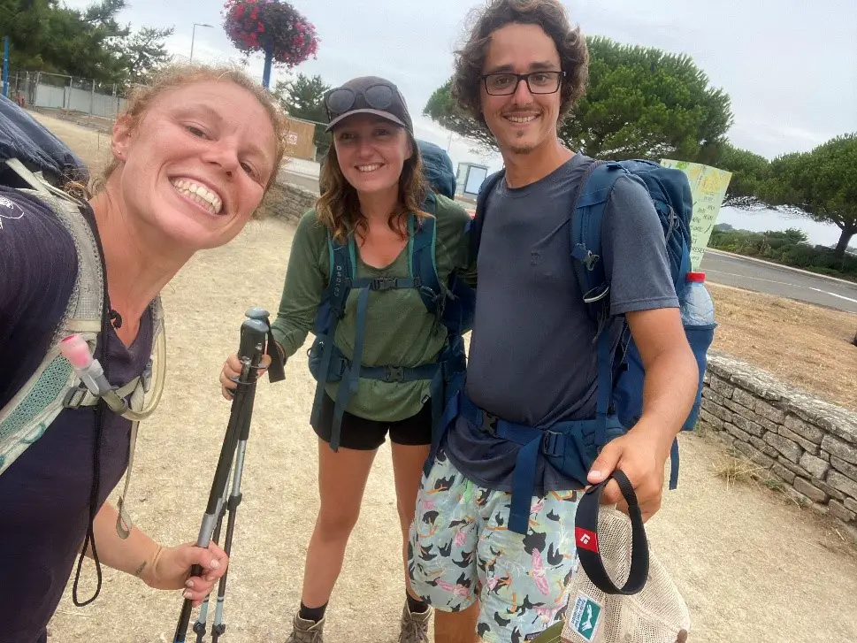 Rencontre, au Pouldu, d’un couple de marcheurs au long-cours sur le sentier des douaniers