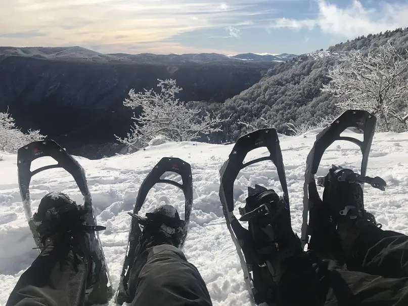 repas les pieds dans la neige au mont aigoual