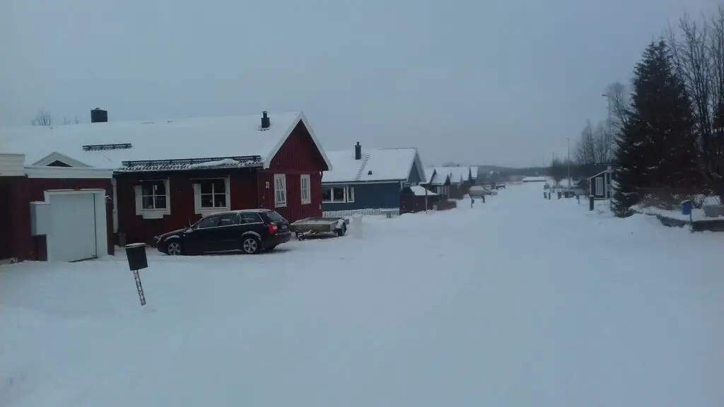 Rue enneigée de Kiruna en Suède