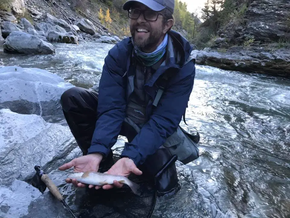 Sébastien avec une belle truite du Guil dans les hautes-alpes