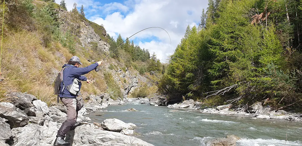 sébastien avec une belle truite du guil une rivière du Queyras