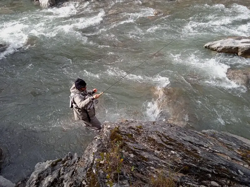 Steeve pêchant la rivière du guil