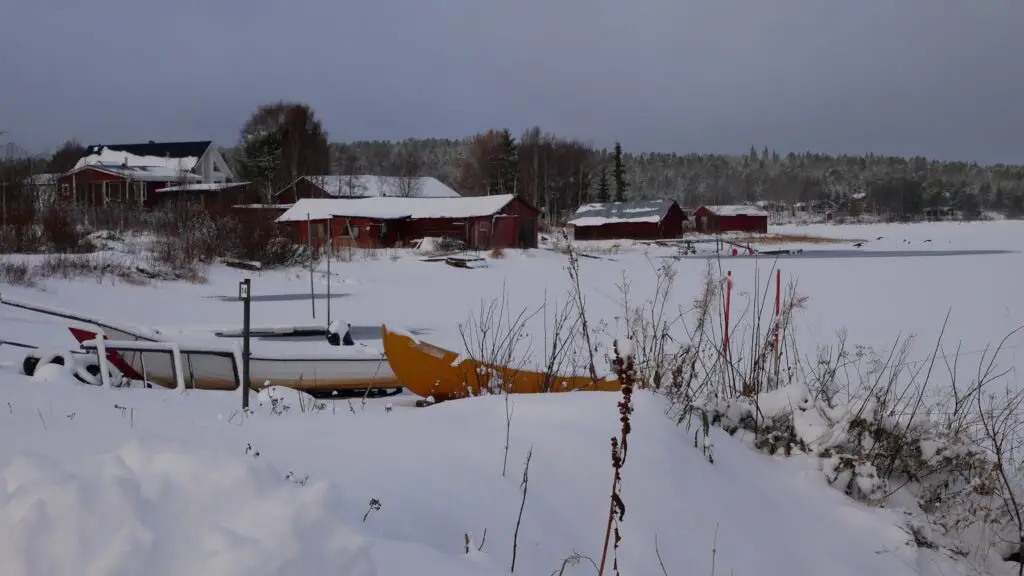 Village de Kurravaara bords de la rivière Torne en Suède
