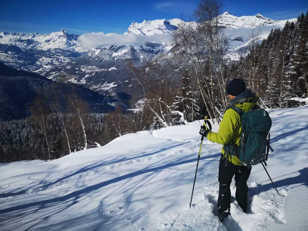 Julien DIOT accompagnateur en Montagne testant les raquettes à neige TSL 438 dans le Massif du Mont-blanc