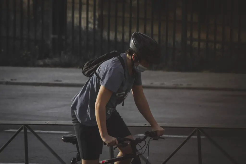 Masque vélo dans ville polluée