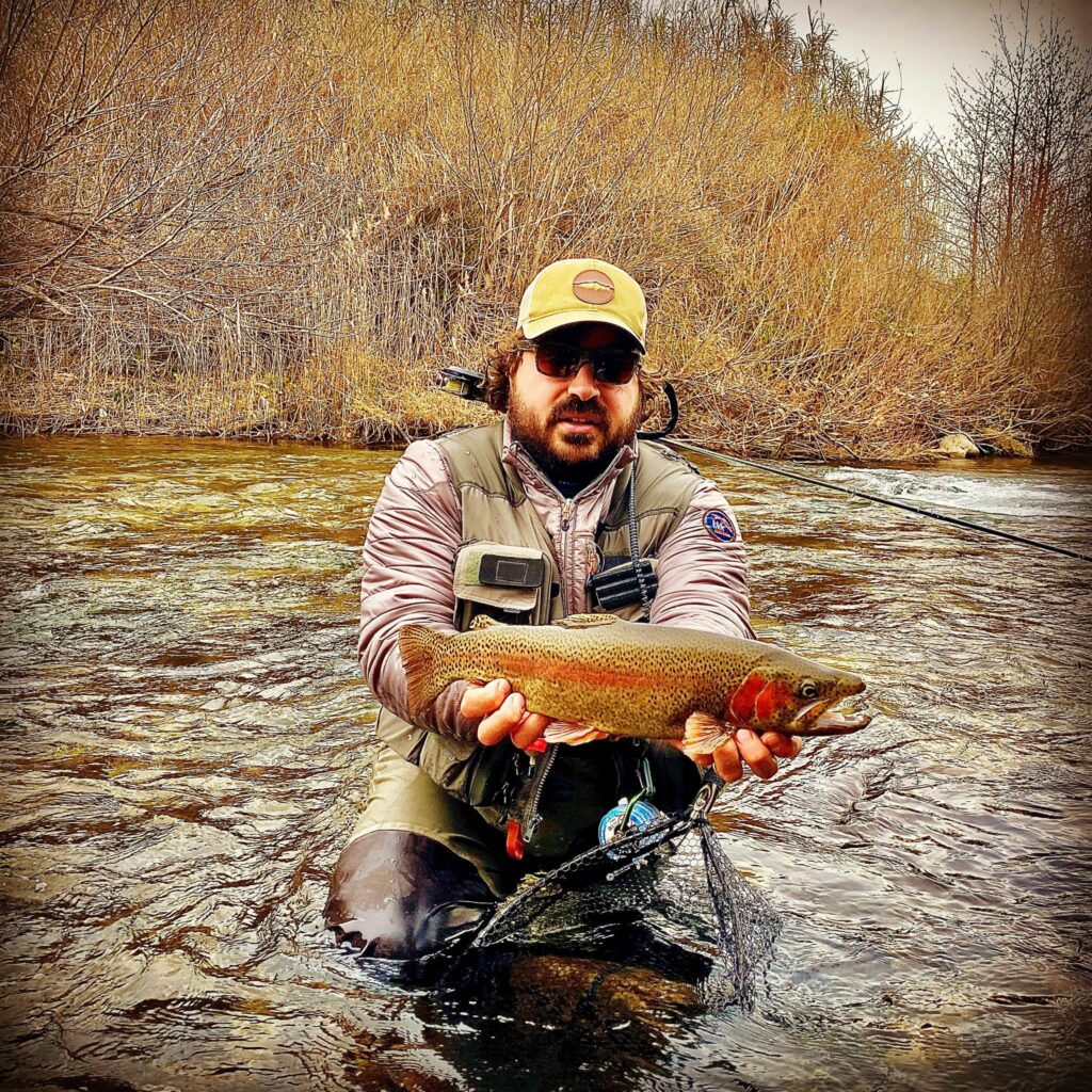 Baptiste CONQUET Moniteur Guide de Pêche à la Mouche en Aveyron lozère et Argentine avec Globe Truiteur