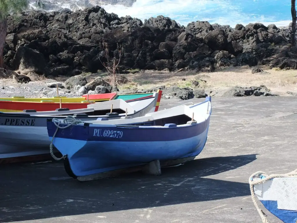 bateau de pêche sur l'île de la réunion