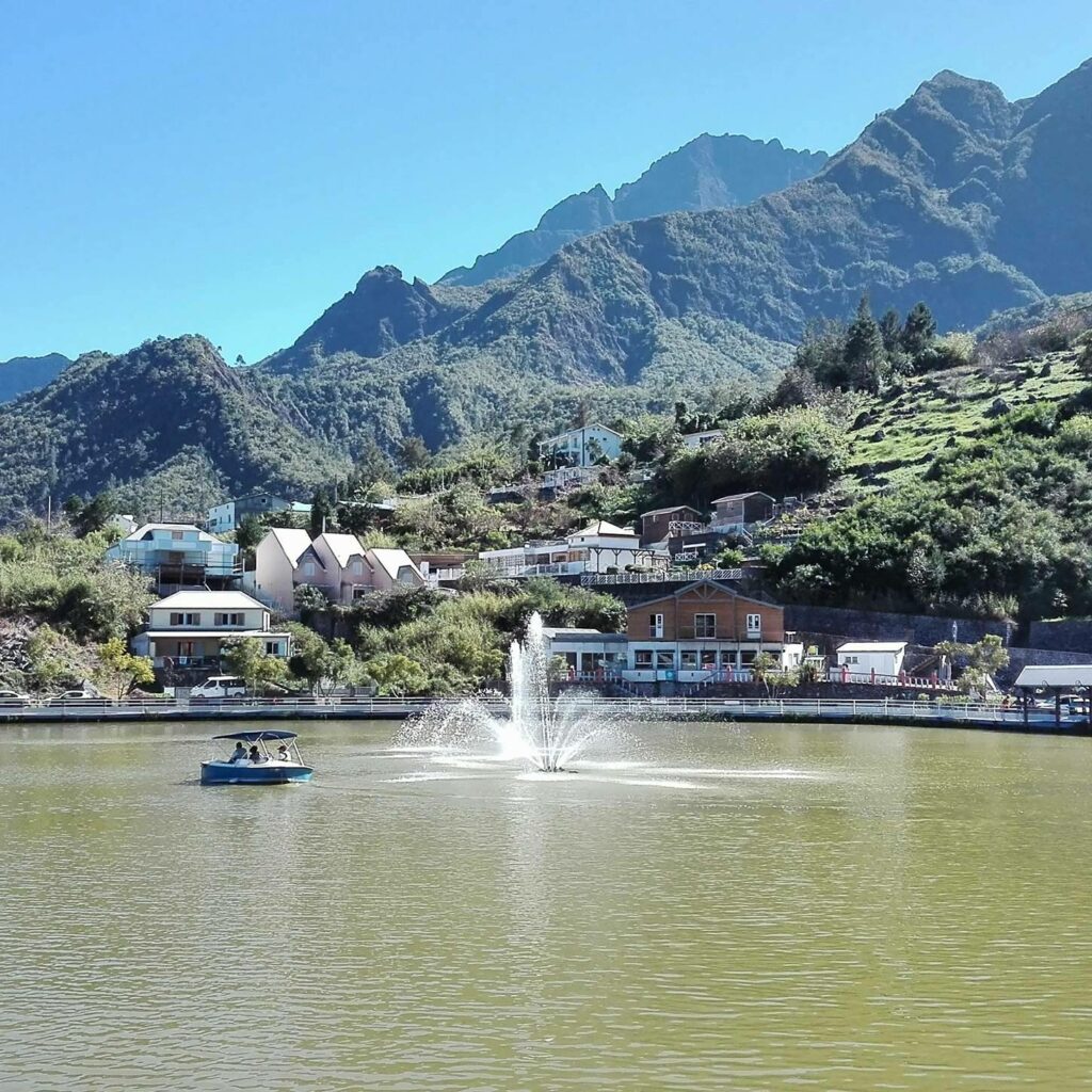 visite en bateau du lac de cilaos à la réunion