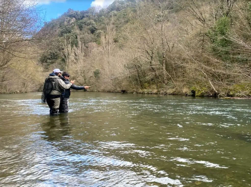 Apprendre la pêche en nymphe avec un guide de pêche à la mouche