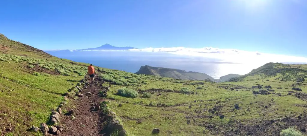 au loin le volcan El Teide à Ténérife