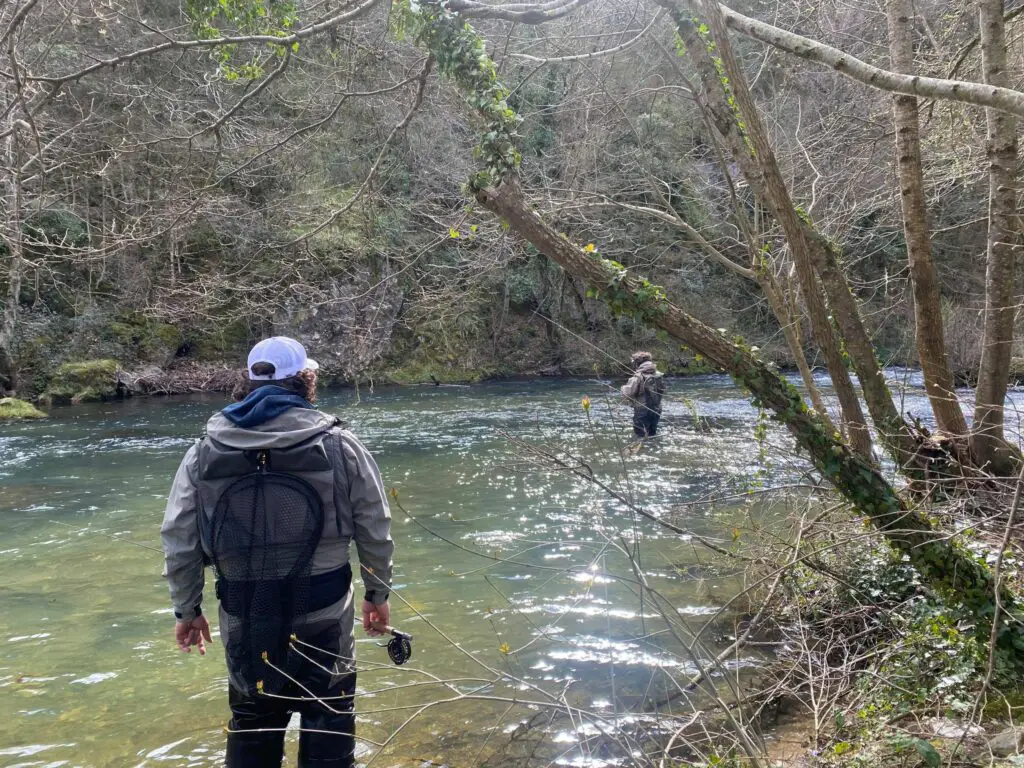 Bapiste CONQUET guide pêche à la mouche observe JB pêchant en nymphe sur l'Orb