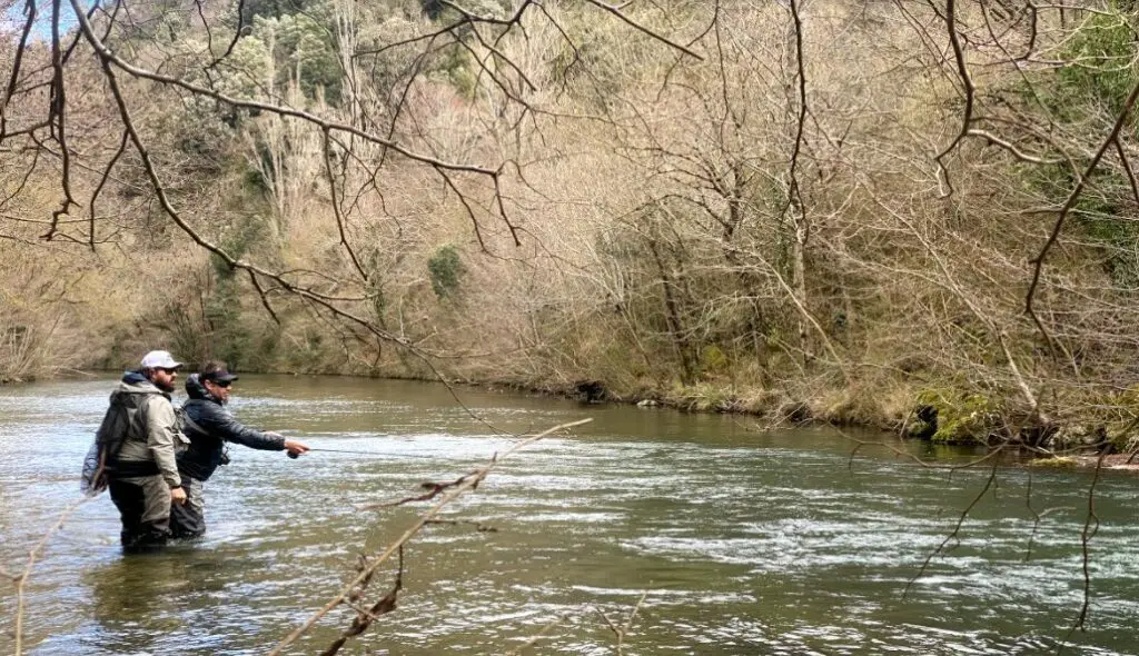 Baptiste CONQUET guide de peche sur un stage mouche