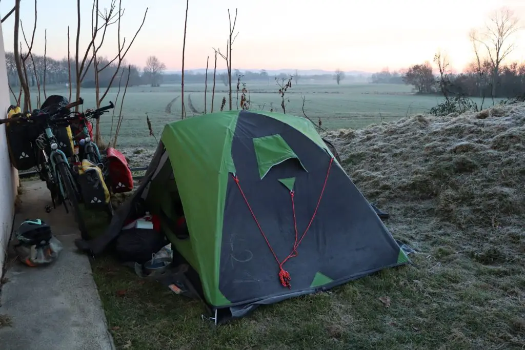 Bivouaquer est une très belle option durant un voyage en vélo