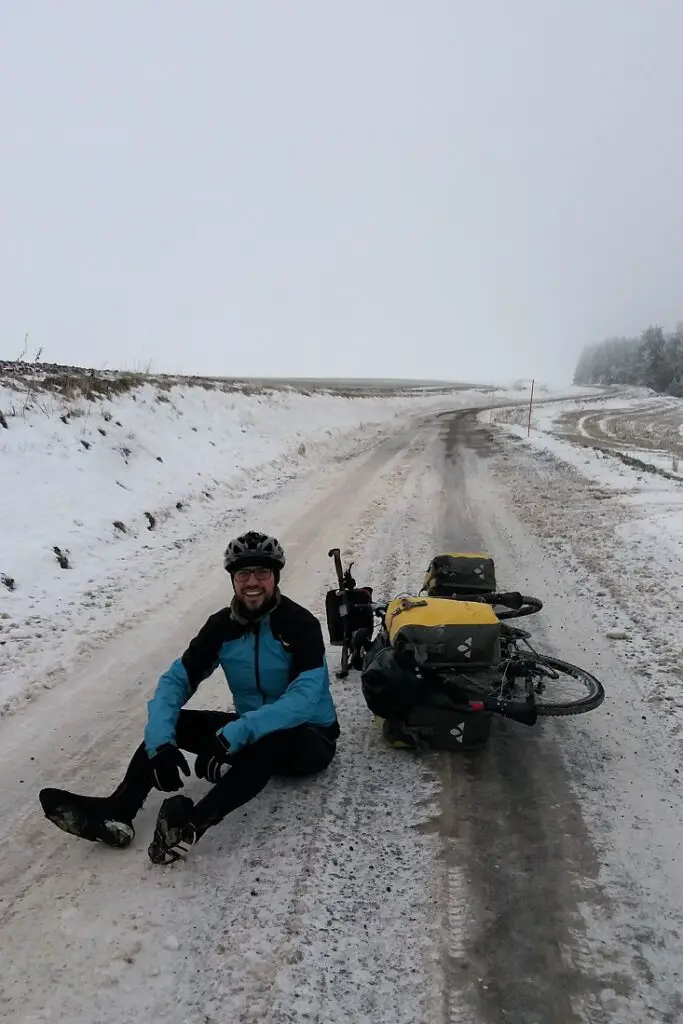 Chute de vélo pour Marco à cause du verglas – France, Janvier 2021