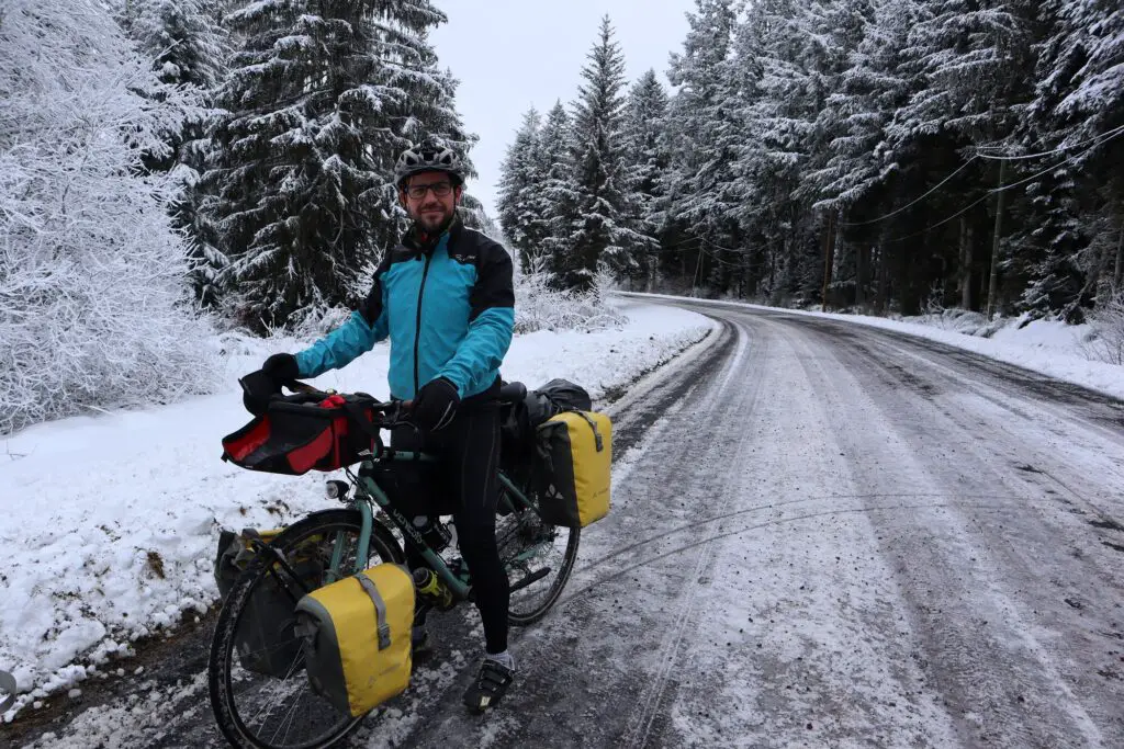 De plus en plus de neige sur notre parcours en vélo pour rejoindre l'espagne en France, Janvier 2021