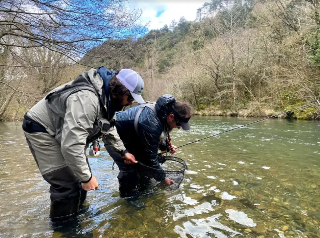 découvrir la pêche à la mouche avec un moniteur guide de pêche