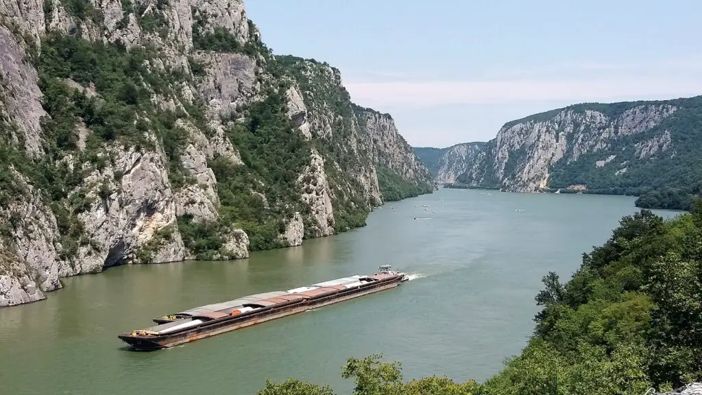 Euro vélo route le long du Danube en Serbie