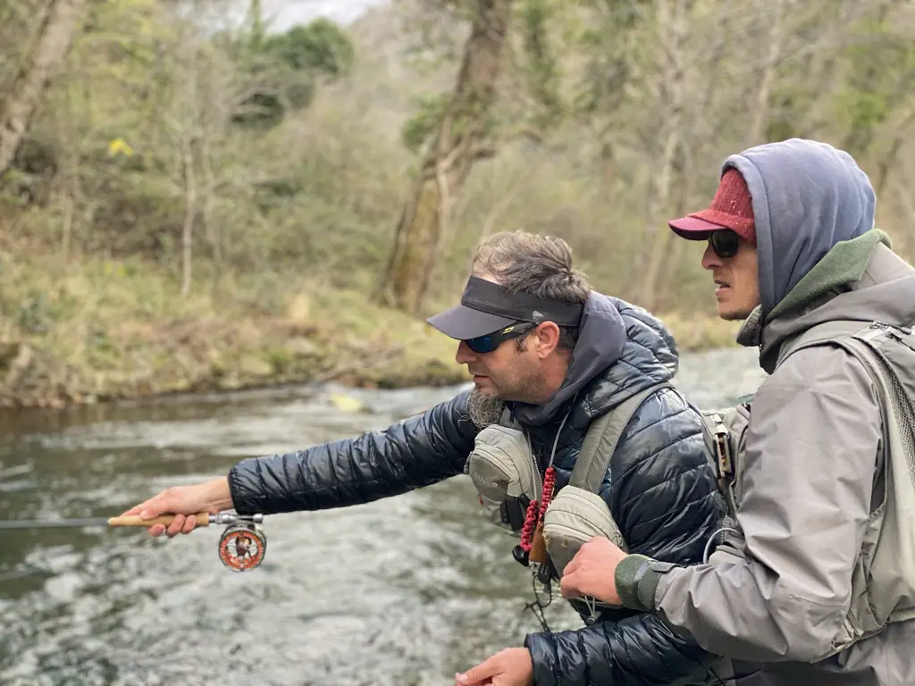 Guide pêche à la mouche avec son client pour une découverte de la nymphe