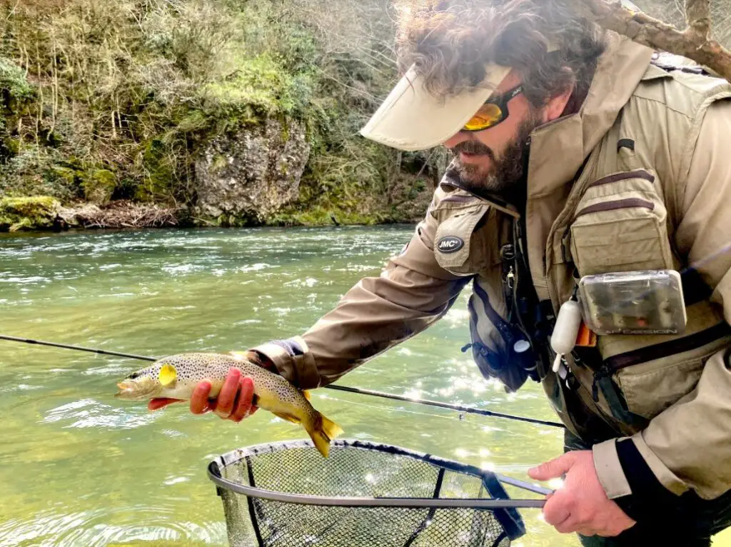 Jean-Baptiste FAURE avec une superbe truite pêchée sur l'orb en nymphe