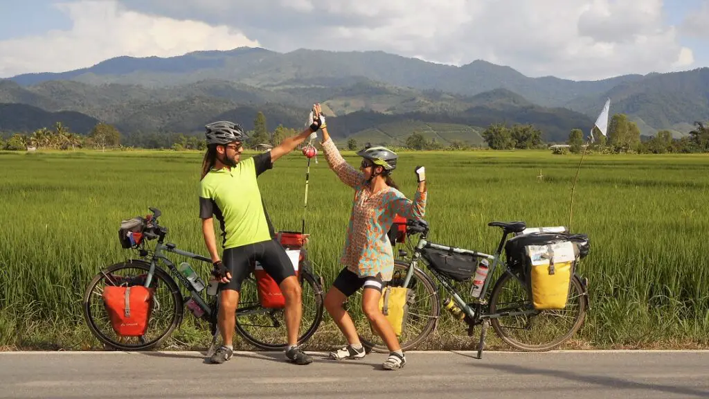 Magnifiques routes en vélo entre les rizières en Thaïlande