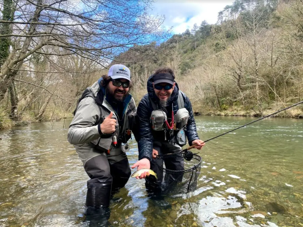 Partage et joie entre le guide pêche à la mouche et son client