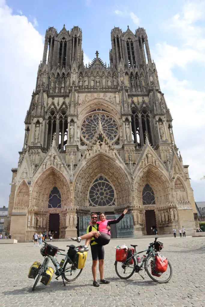 Passage par l’imposante Cathédrale de Reims en Août 2020