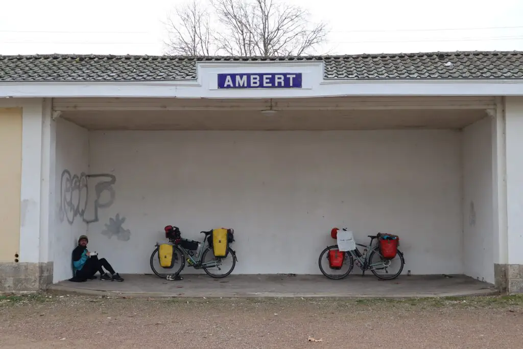 en pleine crise sanitaire du COVID Pause-déjeuner express à la gare d’Ambert en France, Janvier 2021