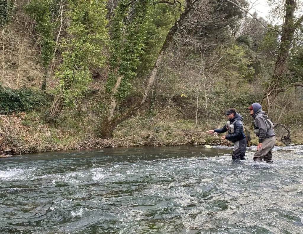 pêche en nymphe sur la rivière de l'orb durant un stage de pêche à la mouche