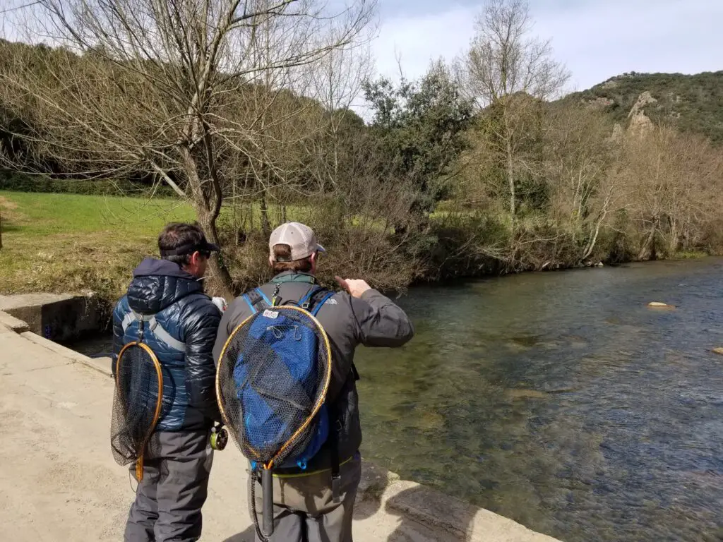 Phase d'approche et d'observation en pêche à la mouche