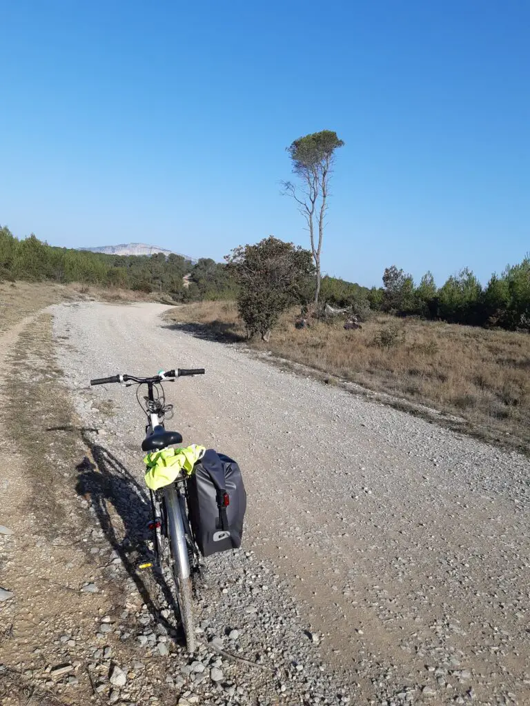 Piste vélo entre Assas et Saint-Mathieu-de-Tréviers  avec Vue sur l’Hortus au loin 