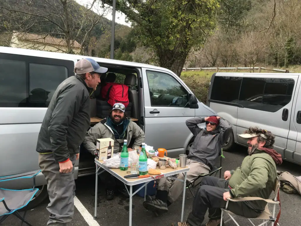 repas du midi sur un parking à Avène les bains