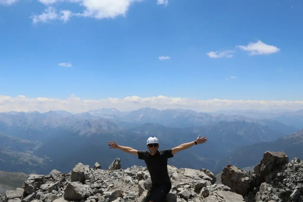 Tanguy Levieil sur le sommet du Pic de rochebrune ( 3320 m ) durant le tour du Queyras en solitaire