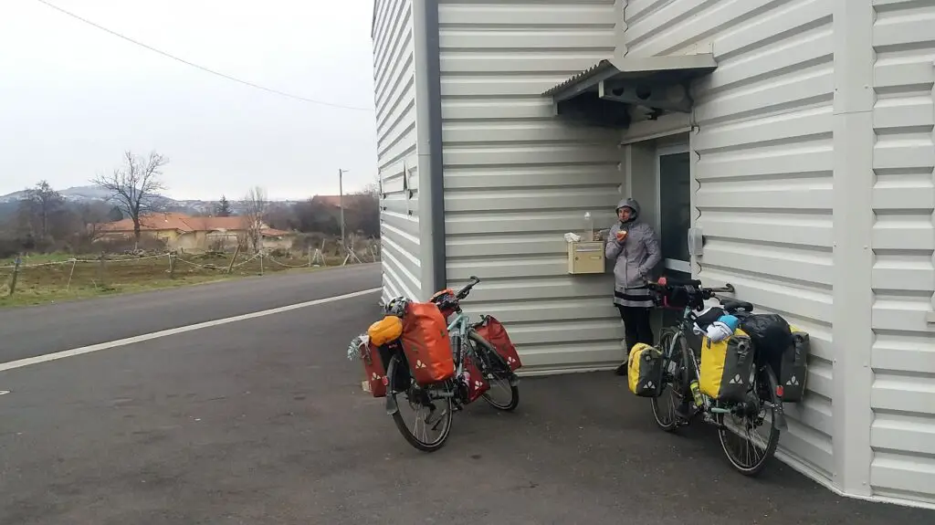 Durant notre voyage en vélo Un mur pour seule protection contre le vent en France, Janvier 2021