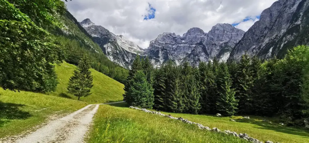 Via Alpina de la Slovénie aux Dolomites sortie du parc national du Triglav