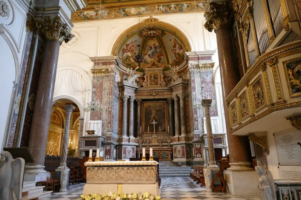 Intérieur baroque d'une église napolitaine