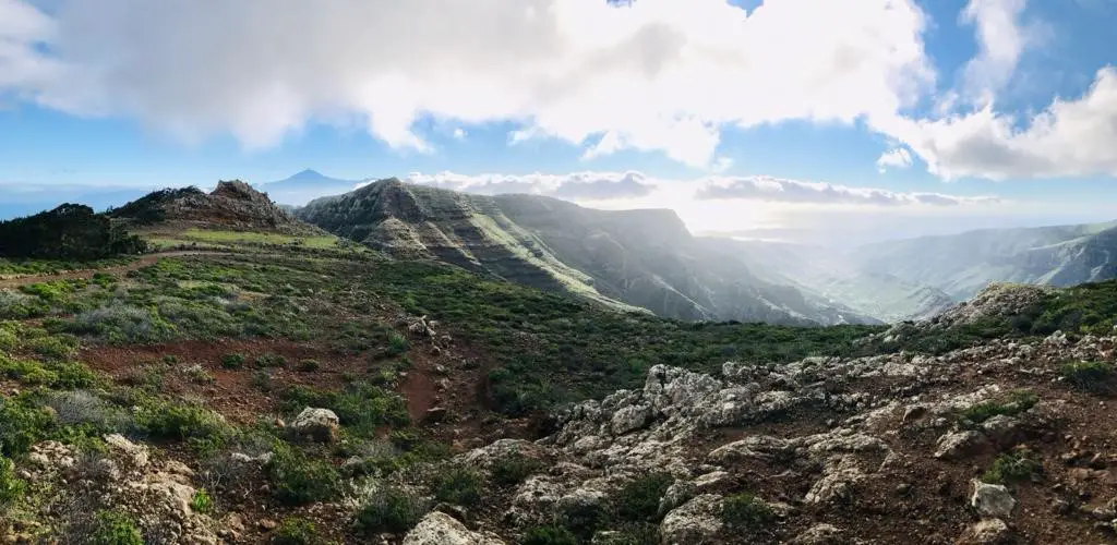 vue sur la vallée avec San Sebastian de la Gomera durant notre trekking aux Canaries