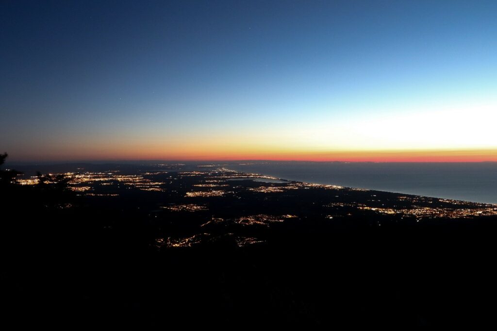 Au-dessus des villes depuis le Pic Neulos sur la Haute Route Pyrénéenne