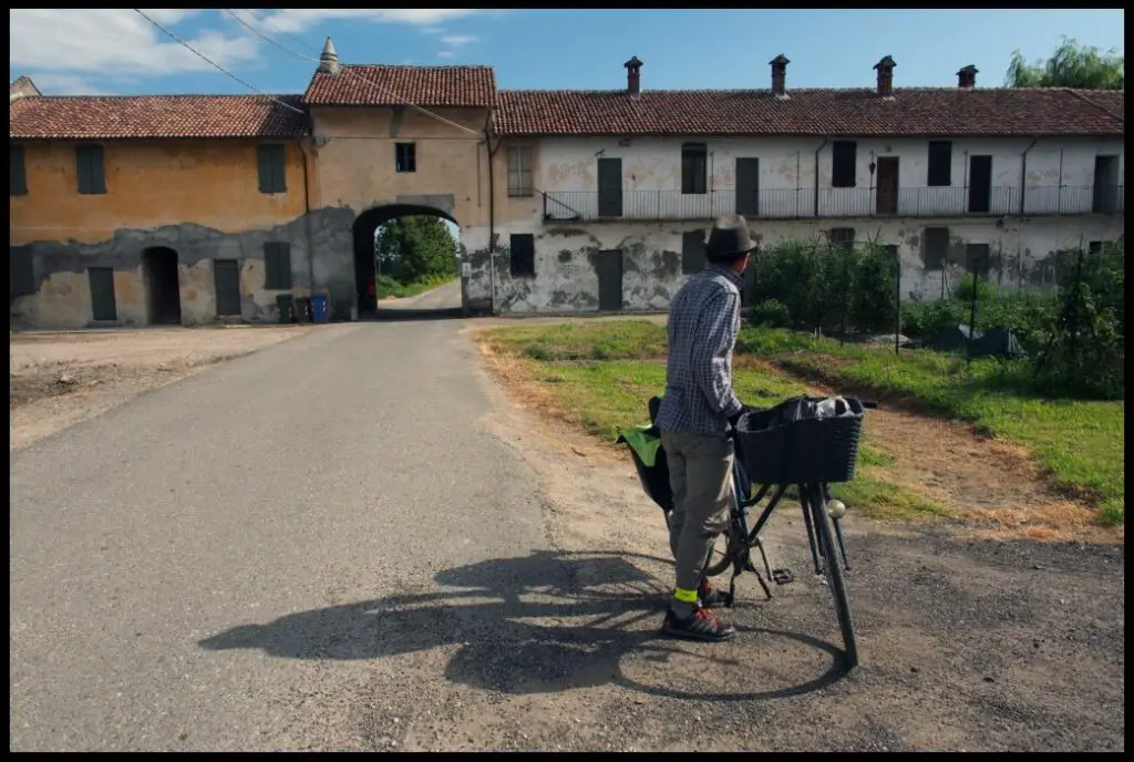 Au milieu d'une cascina déserte quelque part en Italie sur la Via Francigena